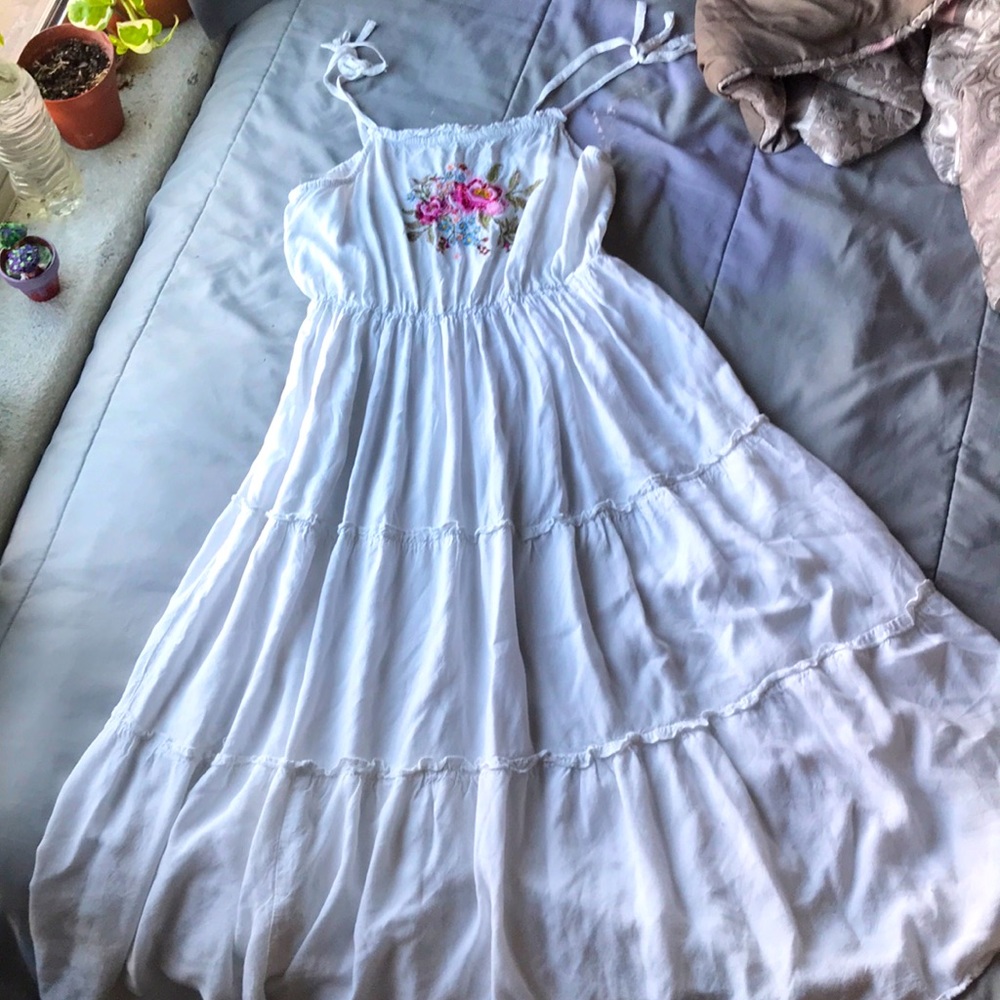 Sundress with flower embroidery! Ideal for a walk in the garden!